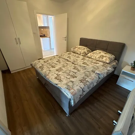 Imanje Dedina Kruska Vikendica Nova Topola